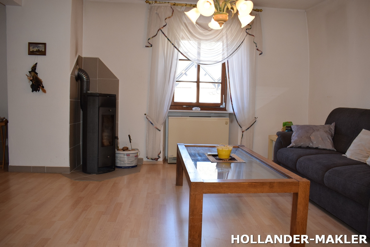 Wohn- und Geschäftshaus mit 3 Wohneinheiten, Terrassen und Parkplatz.